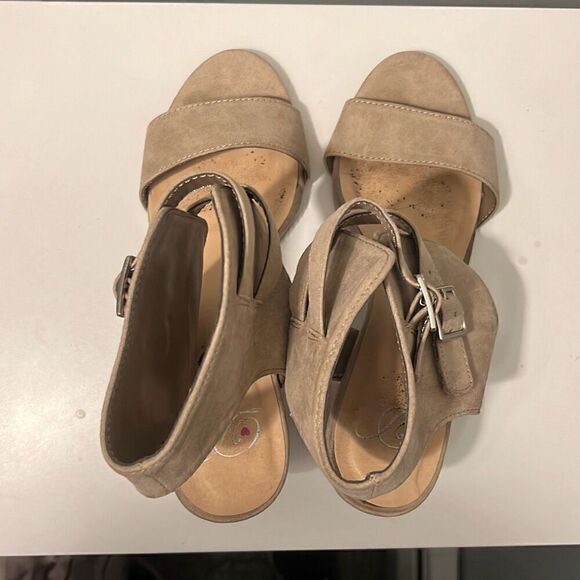 Heart in D Women's Taupe Suede Double Ankle Strap Block Heel Sandal Size 8 - Picture 9 of 14